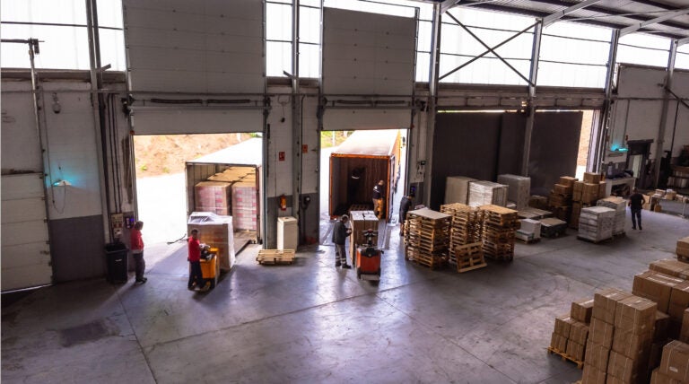How-Cross-Docking-Improve-Effiecncey-Reduce-Cost-in-Warehousing-Featured