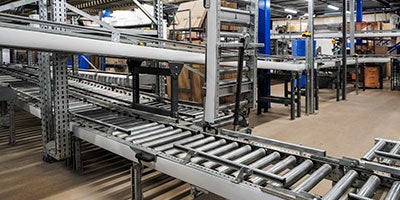 Conveyor line in a warehouse
